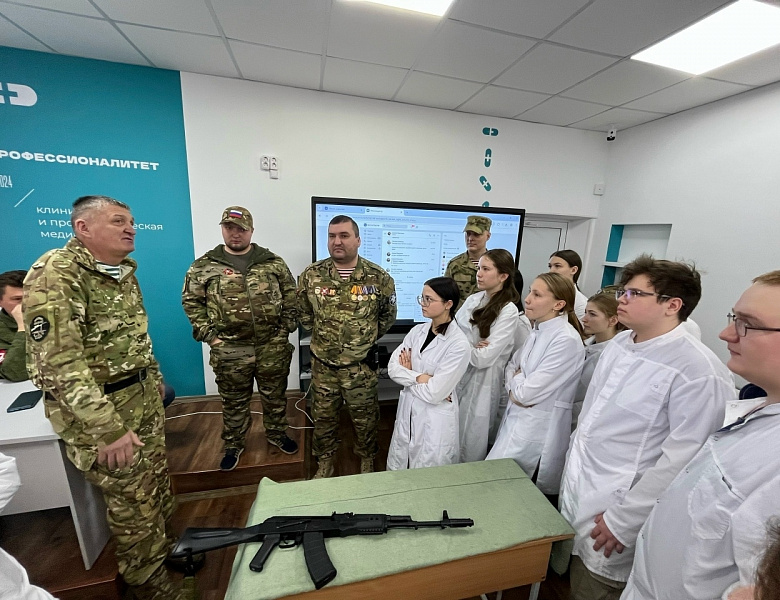 Огневая подготовка глазами защитников Отечества: уникальный мастер-класс для будущих медиков 