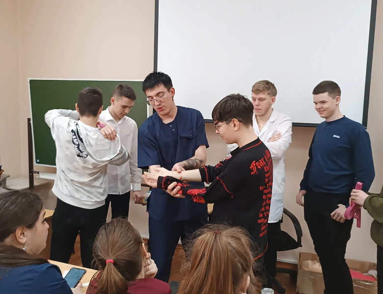 Практический урок для школьников 8-х классов по оказанию первой медицинской помощи.