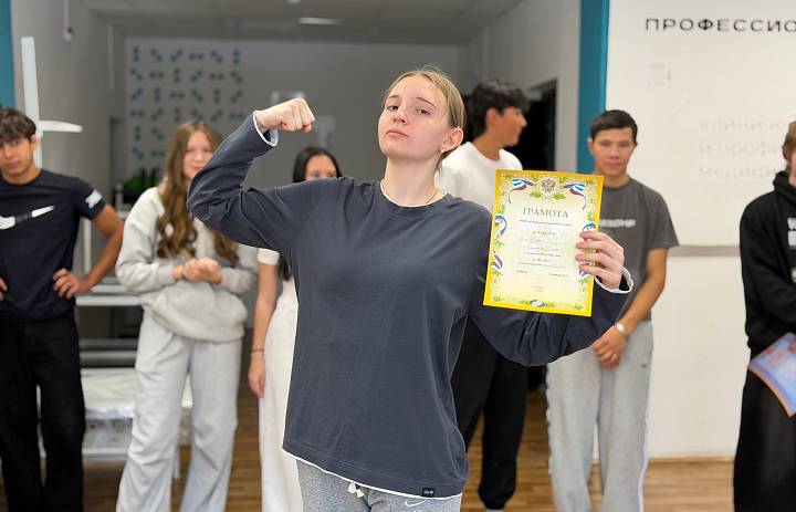 Сила в белом халате: студенты Саткинского медицинского колледжа определили лучших в жиме лёжа