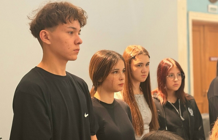 Студенты Саткинского медицинского колледжа посетили выставку Виктора Васнецова в ДК «Магнезит»