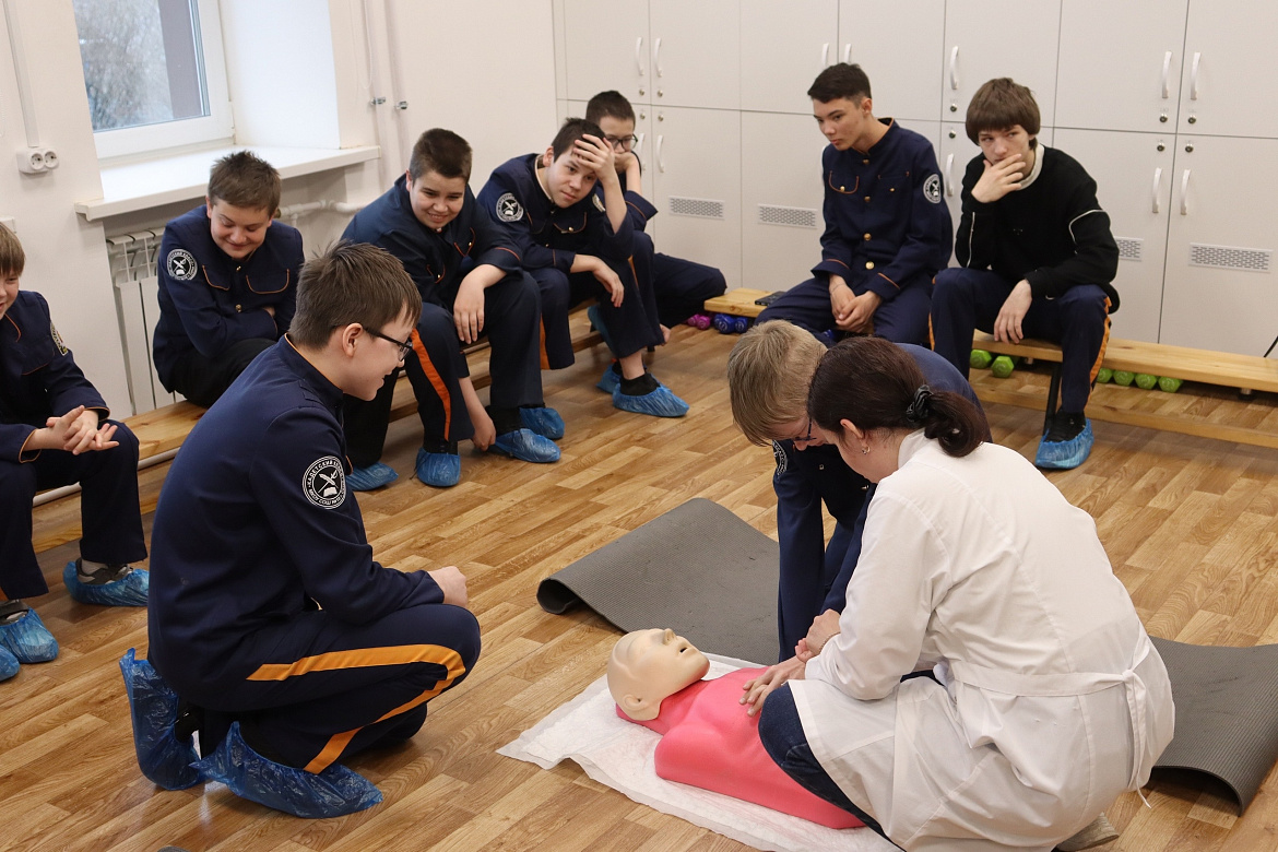Профпробы в Саткинском медицинском колледже: школьники учатся спасать жизни